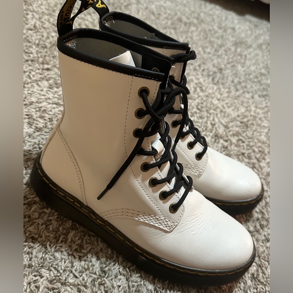 DR. MARTENS Zavala Combat
Boot in White Leather Size 7 - Unisex - Picture 2 of 6